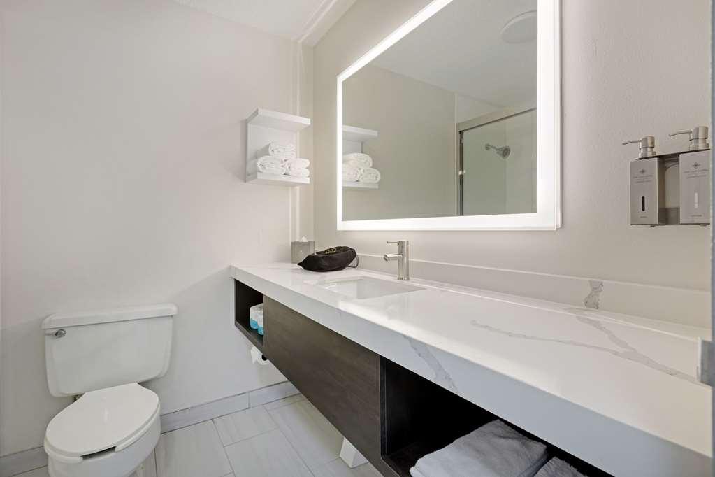 The Lux Hotel & Conference Center, Ascend Hotel Collection Уотерлу Номер фото