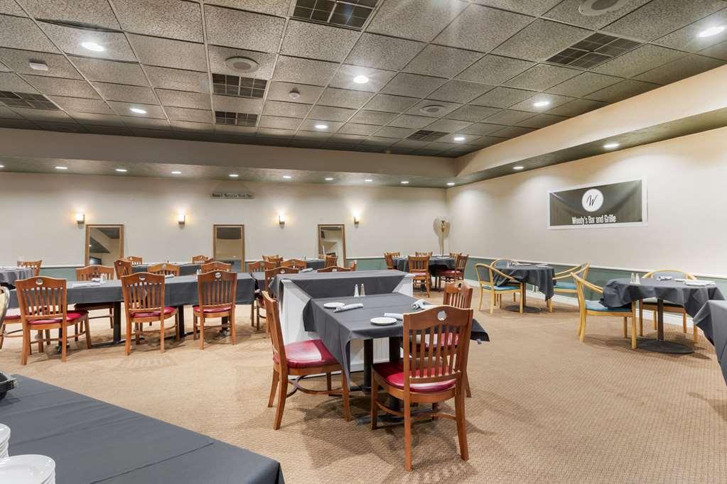 The Lux Hotel & Conference Center, Ascend Hotel Collection Уотерлу Ресторан фото